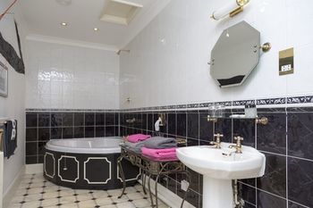 The Bell Hotel 2*