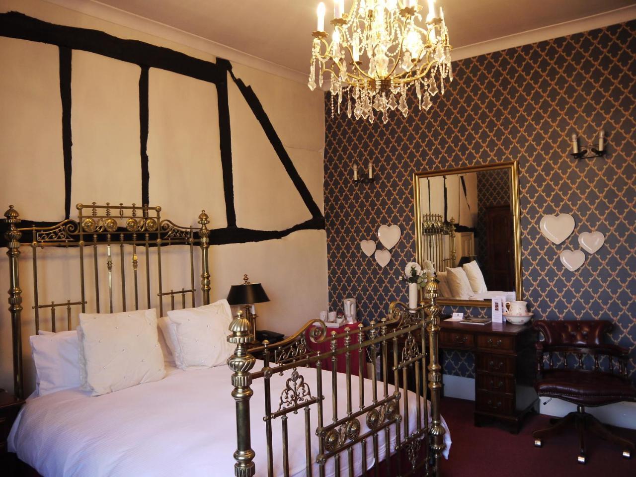 The Bell Hotel 2*